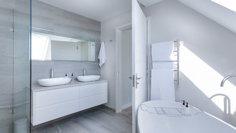 Nowoczesne trendy w aranżacji łazienek – jak je wprowadzić do swojego mieszkania?
