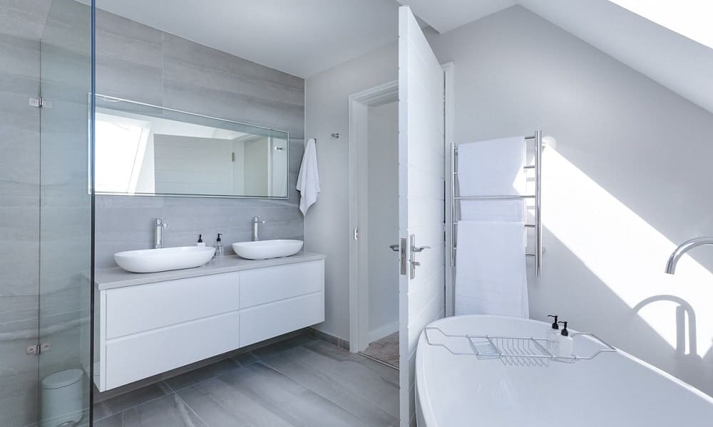 Nowoczesne trendy w aranżacji łazienek – jak je wprowadzić do swojego mieszkania?