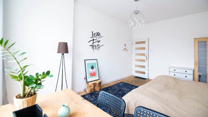 Sypialnia w stylu loftowym w małym mieszkaniu