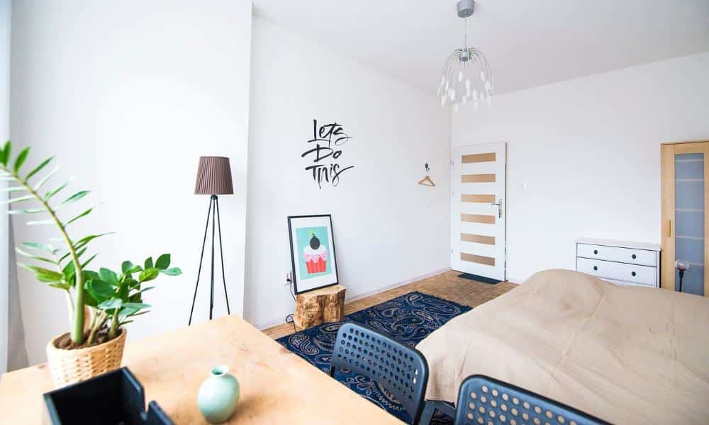 Sypialnia w stylu loftowym w małym mieszkaniu