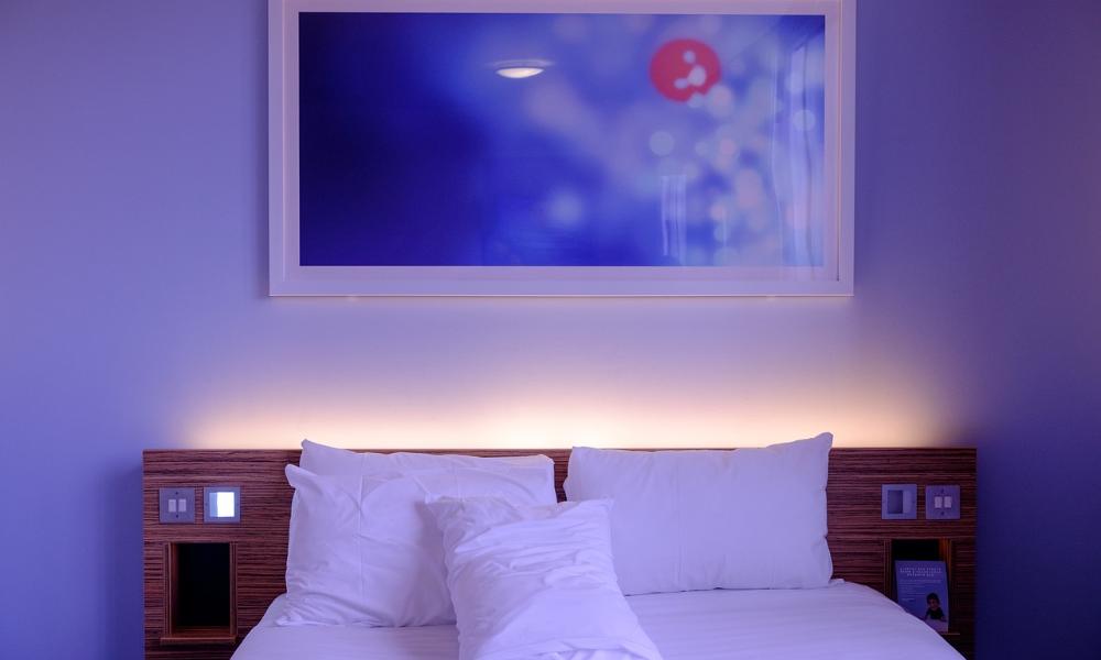 Jak ukryć łóżko w małej przestrzeni? Praktyczne rozwiązania dla każdego wnętrza