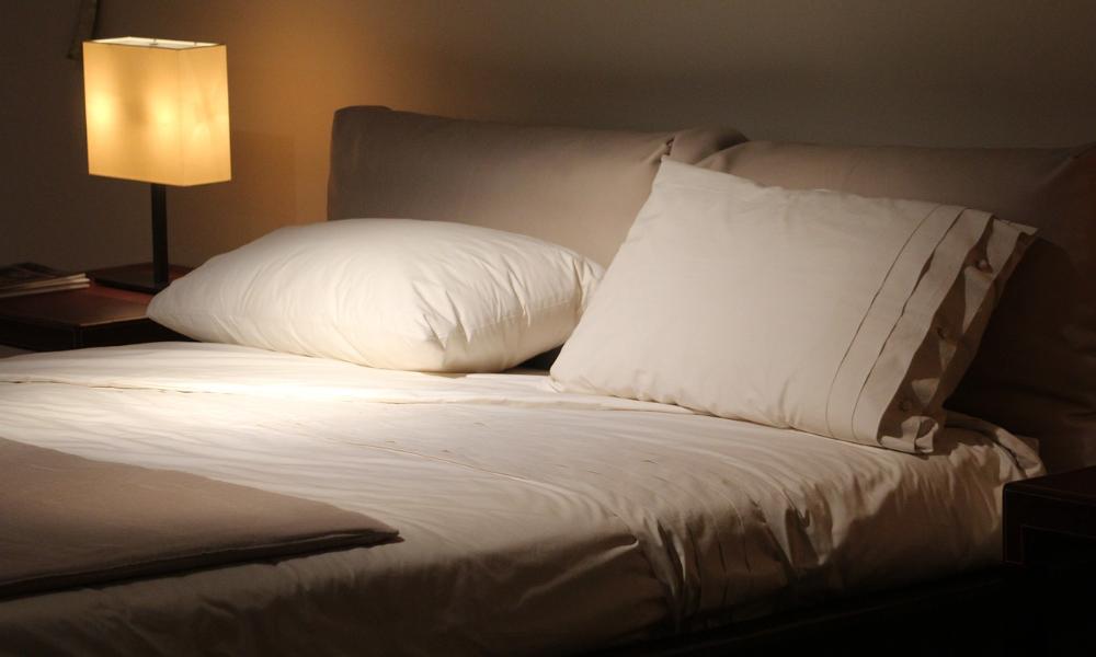 Organizacja przechowywania w małej sypialni