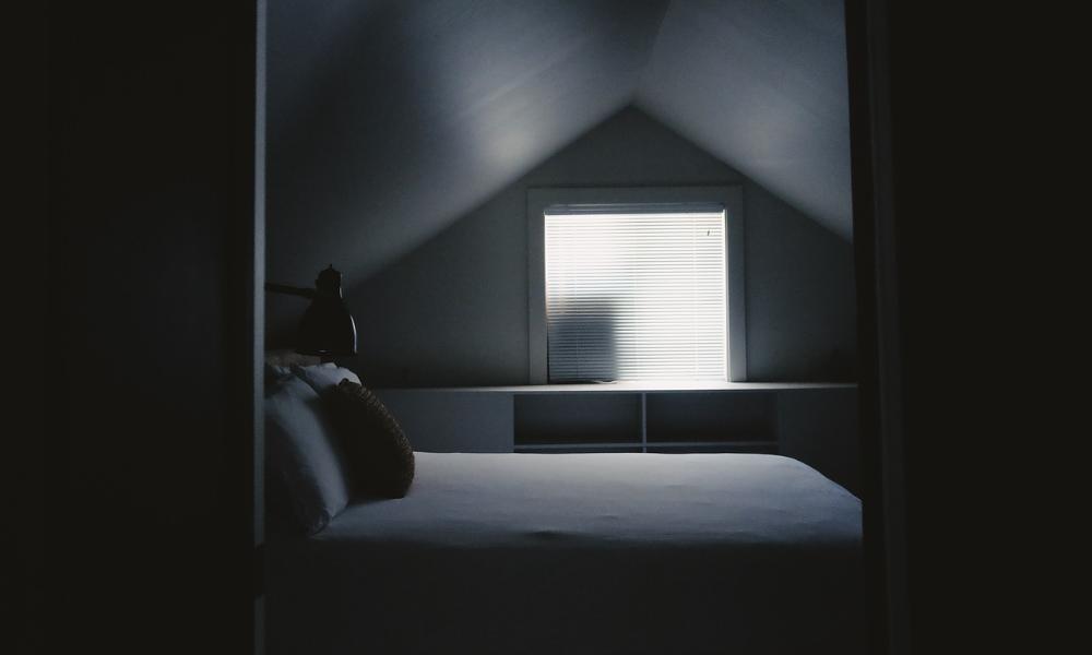 Oświetlenie do małej sypialni – triki i porady