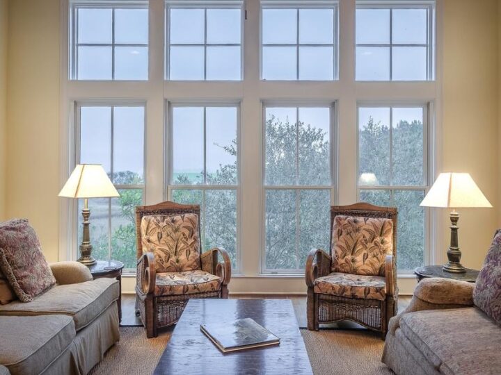 Jak zamontować karnisze w salonie?