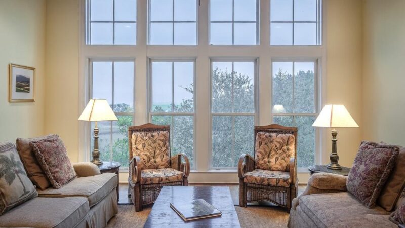 Jak zamontować karnisze w salonie?