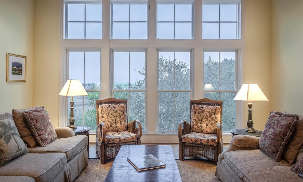 Jak zamontować karnisze w salonie?