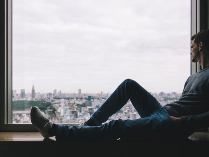 Jak łączyć zasłony z roletami w salonie? Praktyczne porady i inspiracje