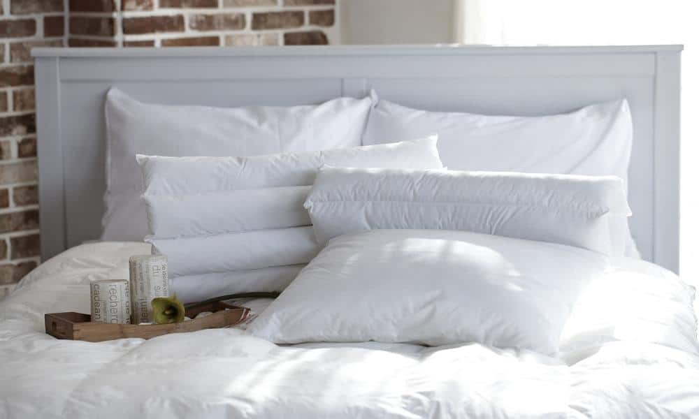 Sypialnia w salonie – jak wydzielić przestrzeń?