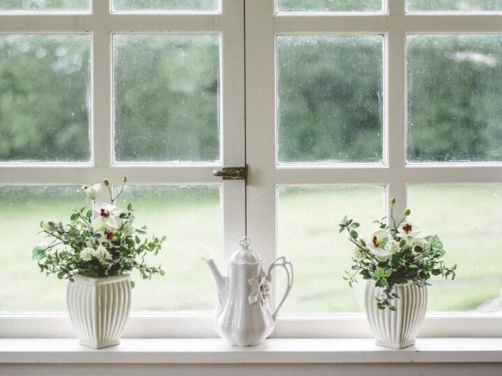 Jak dbać o zasłony i firany w salonie, aby zachowały swój urok na długie lata?