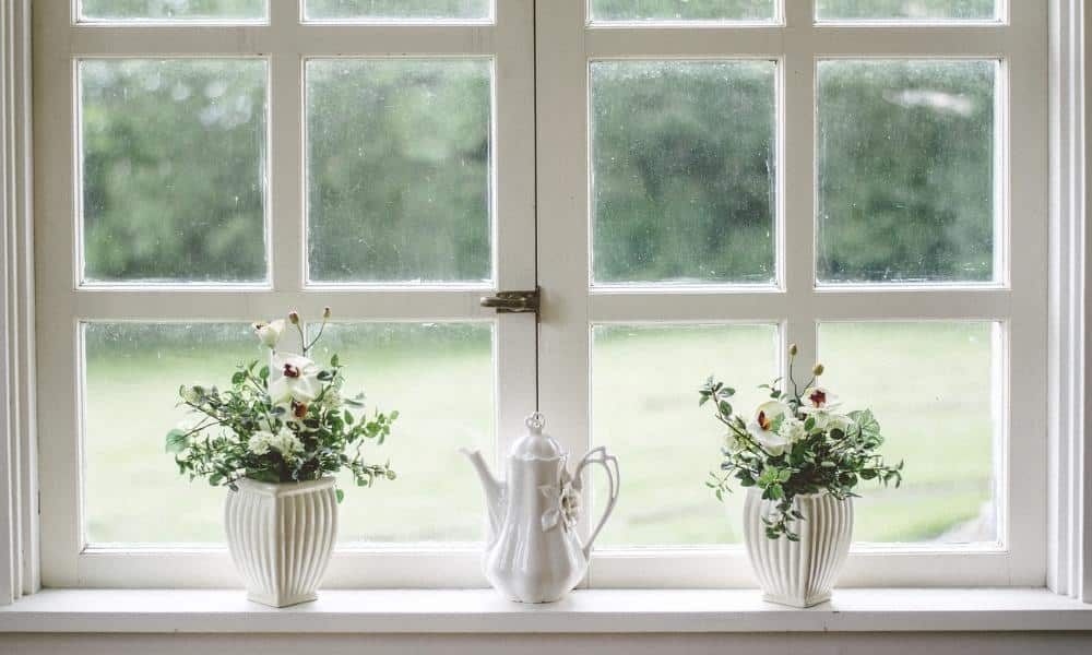 Jak dbać o zasłony i firany w salonie, aby zachowały swój urok na długie lata?