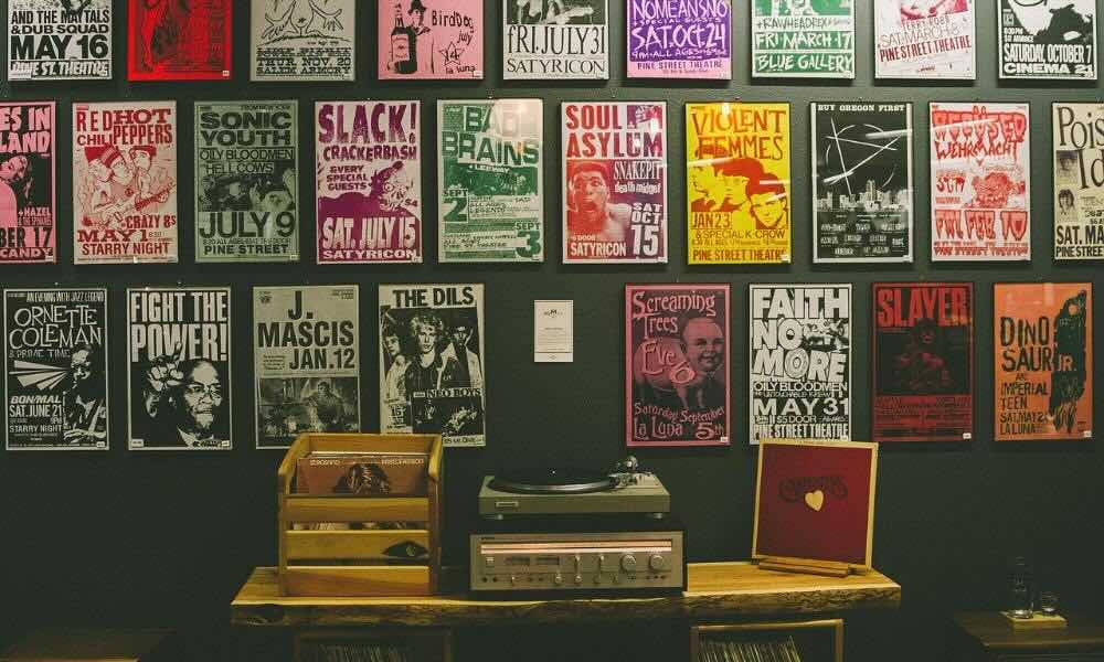 Jak dobrać obrazy do salonu? Praktyczny przewodnik