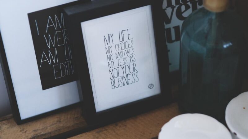 Jak powiesić obrazy, by dobrze wyglądały? Praktyczny poradnik