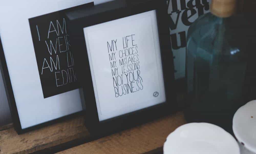 Jak powiesić obrazy, by dobrze wyglądały? Praktyczny poradnik