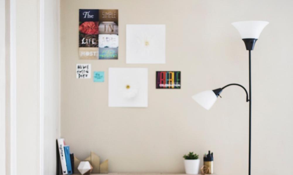 Jak stworzyć galerię ścienną w domu? Praktyczny przewodnik krok po kroku